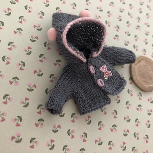 Dollshouse 1/12th miniature toddler/baby hand knitted Hooded Jacket image 3