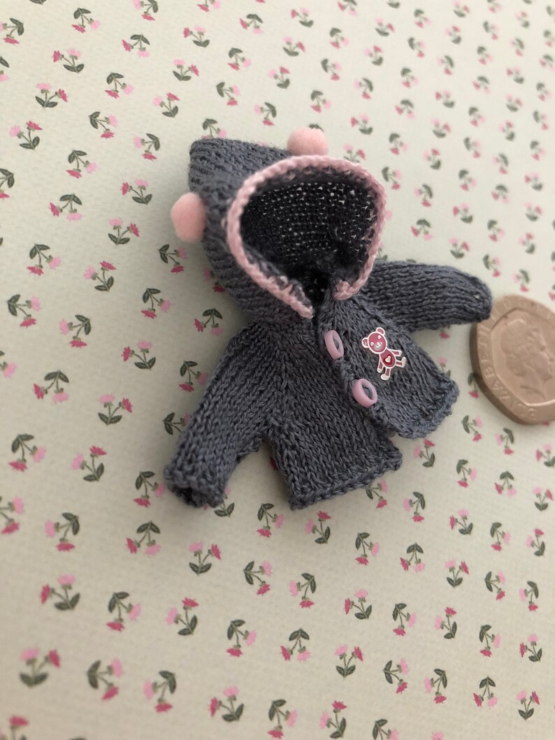 Dollshouse 1/12th miniature toddler/baby hand knitted Hooded Jacket image 3