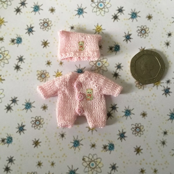 Maison de poupée bébé miniature tricoté à la main au 1/12e tout-en-un costume et chapeau