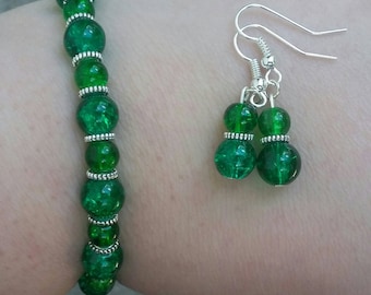 Set di gioielli con perline di vetro screpolate verdi, orecchini in argento, braccialetto elastico