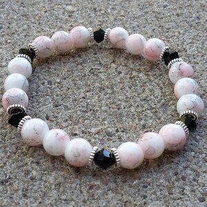 Zwart kristal en lichtroze grijs gemarmerde kraal stretch armband, roze kraal stretch armband, roze armband, damesarmband, damessieraden