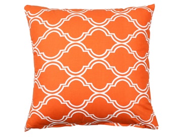 Op de afbeelding: Een oranje kussen met een wit geometrisch patroon. Het kussen is gemaakt van een zachte, duurzame stof en is perfect om elke kamer een vleugje kleur en stijl te geven.