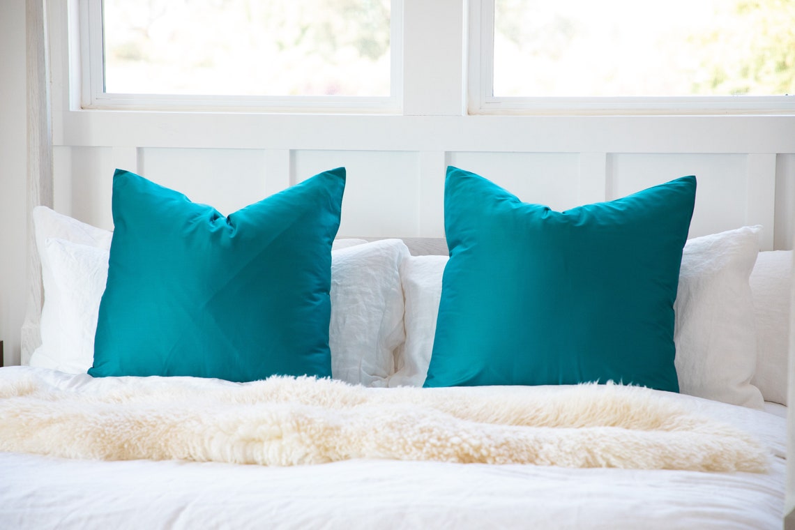 Cojín decorativo de color turquesa Sateen Teal sólido Etsy