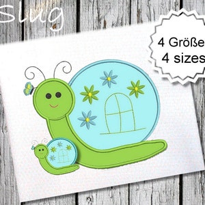 May include: Green and blue embroidered applique of a snail with a butterfly and flowers. The snail has a shell with a window and a small snail is beside it. The text "4 Größen 4 sizes" is in the upper right corner.