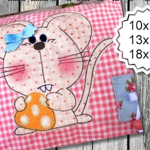 Könnte beinhalten: Eine Stoffmaus mit blauer Schleife, die ein käseförmiges Objekt hält. Die Maus befindet sich auf einem rosa-weiß karierten Hintergrund. Das Bild enthält den Text "10x10, 13x18, 18x30".
