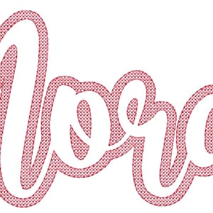 Op de afbeelding: Het woord "Nora" gebreid in roze in een cursief lettertype.