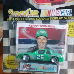 Racing Champs StockCar von Nascar mit Sammelkarte und Präsentationsständer
