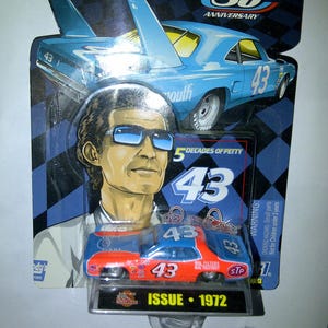 Plymouth Road Runner 1972 nº 43 Richard Petty 5 décadas 1/64 Diecast novo em cartão