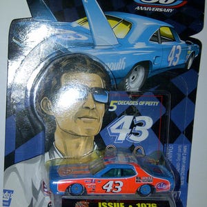 1976 Dodge Ladegerät #43 Richard Petty 5 Decades 1/64th DieCast neu auf Karte