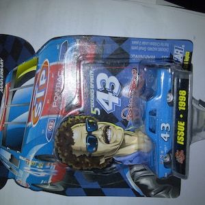 Mistake Car 64 Plymouth auf der 1998 Karte #43 Richard Petty 5 Decades 1/64th Diecast neu auf Karte