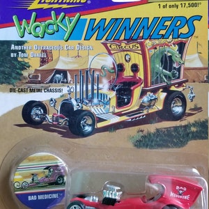 Johnny Lightning Wacky Winners Design dell'auto di Tom Daniel Bad Medicine Rosso su Gold Card Parte di 10 di una serie di # 1