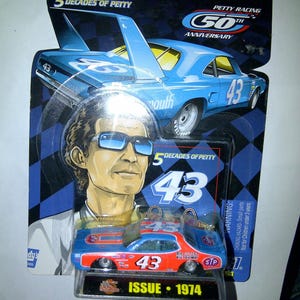 Dodge Charger 1974 #43 Richard Petty 5 Decades 1/64 Diecast novo em cartão