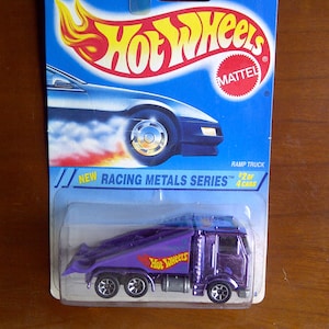 Hot Wheels Rampentruck Lila Chrom neu auf Karte