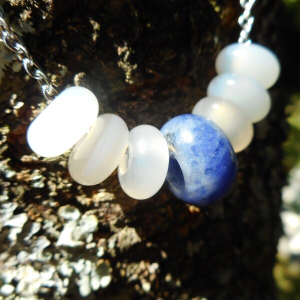 collier " Nuit bleue ", agate blanche, sodalite, acier inoxydable