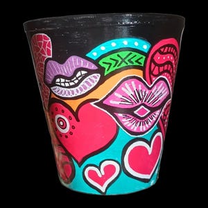 Cache-pot peint main coloré – Pot déco cœurs & lips – Art bohème pop – Pièce unique – Idée cadeau originale