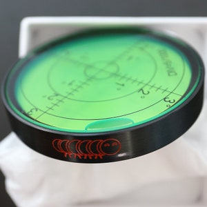 Metallvattenpass - Ytjämnhet och andra användningsområden, ibland känt som bullseye - med presentask