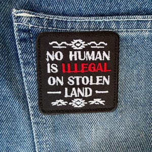 Ingen människa är olaglig på stulen mark Stryk-på-lappar broderad applikation - enkel gör-det-själv-fix eller stiluppgradering