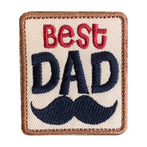 Op de afbeelding: Een bruin geborduurd patch met een witte achtergrond. De patch zegt "Best Dad" in rode en zwarte letters met een zwarte geborduurde snor eronder.