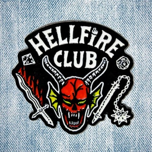 Spilla smaltata HELL CLUB - Spilla Eddie Munson - Distintivo del club Dungeons and Dragons - Club del fuoco - Club D&D - Joseph Quinn - Strange Things