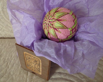 Temari textile ball, Pink green embroidered textile home decor, Prosperity gift with Japanese motif, Set of mini 3D fiber art temari ball