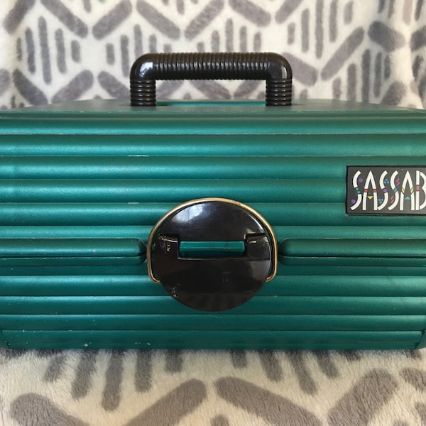 Vtg 90's Sassaby Model #108 Make-Up Train Case - Emerald Green