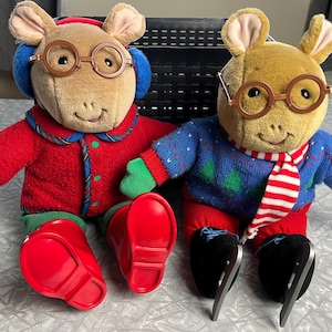 Lot de 2 peluches Arthur the Aardvark sur le thème de l&#39;hiver des années 90 par Eden - Marc Brown