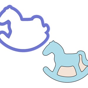 以下が含まれることがあります： 白い土台に青いロッキングホースのクッキーカッター。カッターはプラスチック製で、ロッキングホースの形にクッキーをカットするように設計されています。