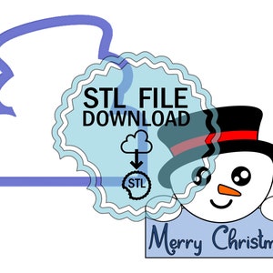 Puede incluir: Una insignia de descarga de archivo STL azul con una nube y una flecha apuntando hacia abajo a un círculo STL azul. Un muñeco de nieve blanco con un sombrero de copa negro y una banda roja, una nariz de zanahoria y ojos negros sostiene un cartel azul que dice "Feliz Navidad".