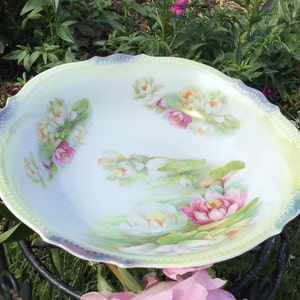 Antike handbemalte Schale von P.K. Schlesien mit weißen und rosa Seerosen Design
