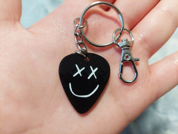 Louis Tomlinson Smiley Guitar Pick Keychain / Guitar Pick / One Direction Keychain