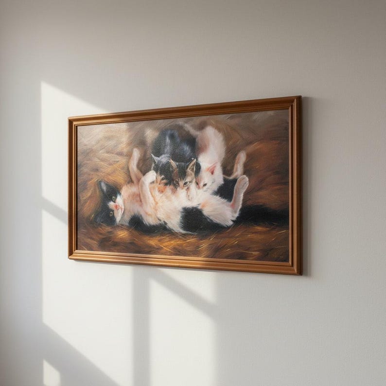 Puede incluir: Pintura enmarcada que representa una gata negra y blanca rodeada de sus gatitos. Los gatitos, en tonos grises y blancos, est&aacute;n acurrucados cerca de la gata madre. La obra de arte est&aacute; ambientada sobre un fondo marr&oacute;n c&aacute;lido.