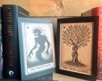 Conjunto de 2 pôsteres artísticos da Providence Card, inspirados no livro de fantasia "One Dark Window", decoração para estante.