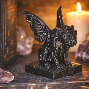 Adorno de libro con gárgola: decoración gótica para estantería, estatua de piedra para custodiar tu colección de libros de fantasía, accesorio inspirado en demonios.