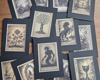 CARTES PROVIDENCE à une fenêtre sombre – Reproductions d'art fantastique sur un pont complet | Art mural gothique livresque | Décor universitaire sombre | Carte Jumeaux aulnes