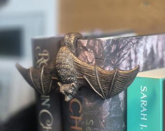 Ornement fantastique de livre de chauve-souris, accessoire de serre-livres rustique gothique de chauve-souris d'or, décor d'étagère de livre relié, merch inspiré d'Acotar