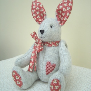 Modello di cucito per coniglietto giocattolo snodabile con cartamodello e istruzioni a grandezza naturale - Felt Penny Patch di Brenda Walker - Country Folk