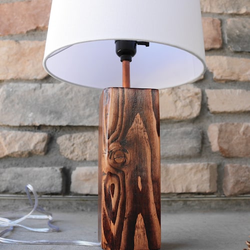 Lampe de table rustique en bois de récupération | Lampe d'appoint en bois massif fabriquée à la main, lampe de chevet de ferme moderne, cadeau pour lui pour la fête des pères