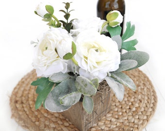 Composition florale de Renoncule blanc : Jardinière en bois rustique faite main, pièce maîtresse d'été, décoration de table de ferme, cadeau de décoration, décoration de table champêtre