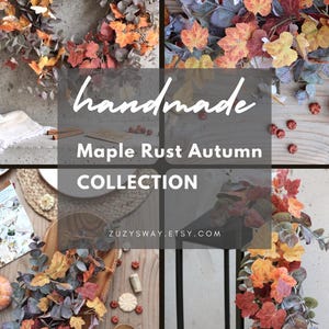 Pode incluir: Uma cole&ccedil;&atilde;o decorativa de outono com uma guirlanda, fest&atilde;o e arranjos de mesa com folhas de bordo em tons de laranja, ferrugem e verde suave, combinados com pequenas ab&oacute;boras, velas e utens&iacute;lios de cozinha de madeira sobre madeira r&uacute;stica.