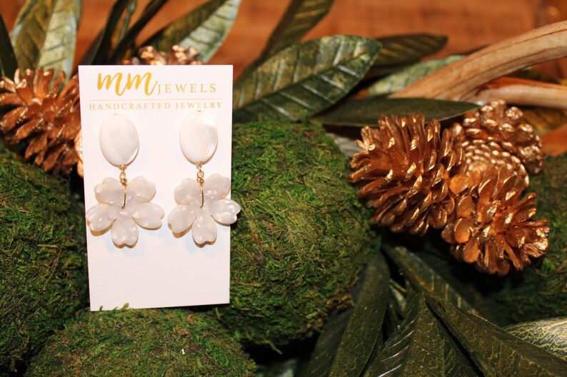 Bridesmaid Gifts Pearl Earrings White Flower Earrings Mother of Pearl and Resin Flower Earrings Flower Statement Earring Spring Jewelry