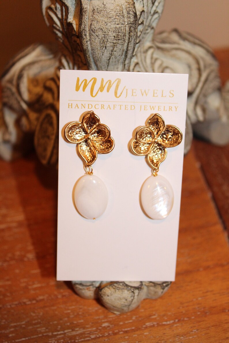 Pearl Flower Earrings Mother of Pearl and Gold Flower Earrings Bridesmaid Gifts Dainty Gold Earring Floral Gold Earrings Spring Jewelry