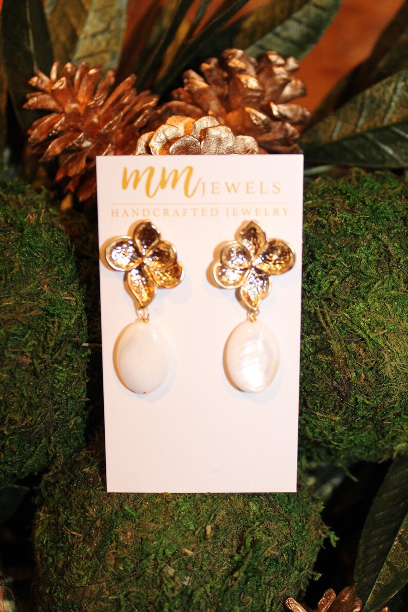 Pearl Flower Earrings Mother of Pearl and Gold Flower Earrings Bridesmaid Gifts Dainty Gold Earring Floral Gold Earrings Spring Jewelry