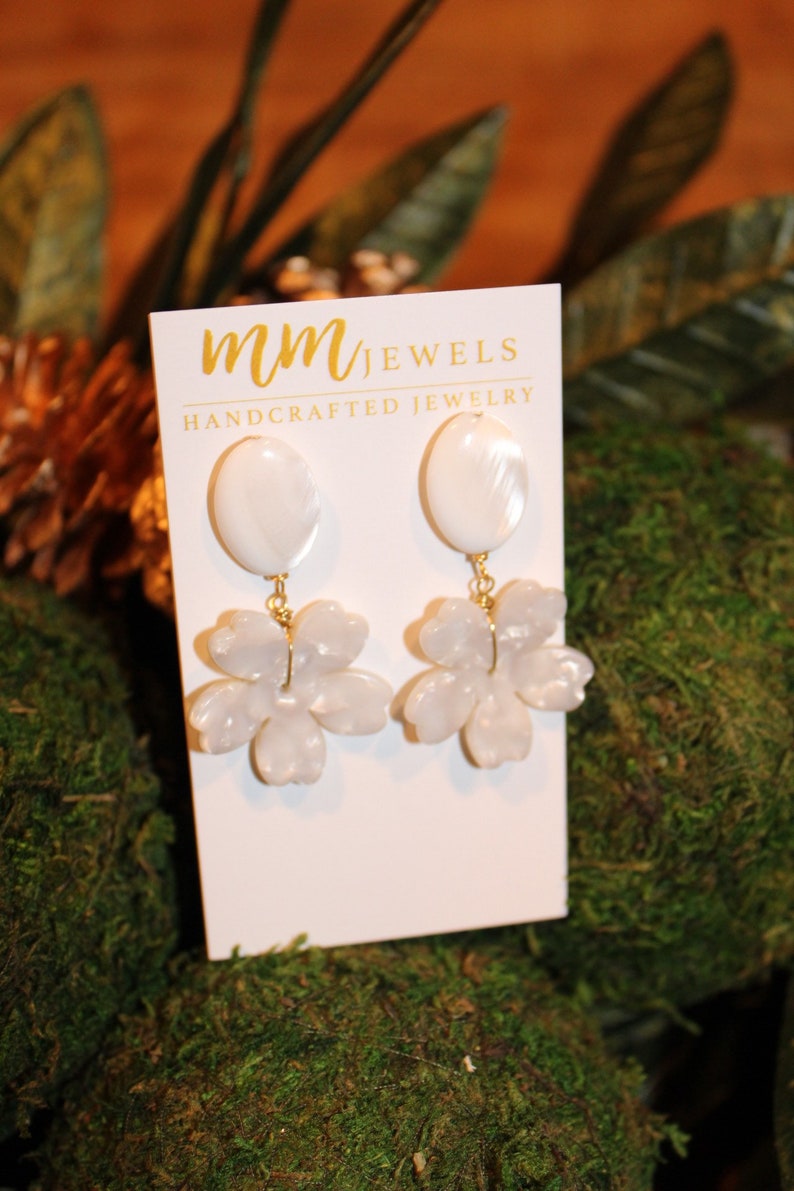 Bridesmaid Gifts Pearl Earrings White Flower Earrings Mother of Pearl and Resin Flower Earrings Flower Statement Earring Spring Jewelry