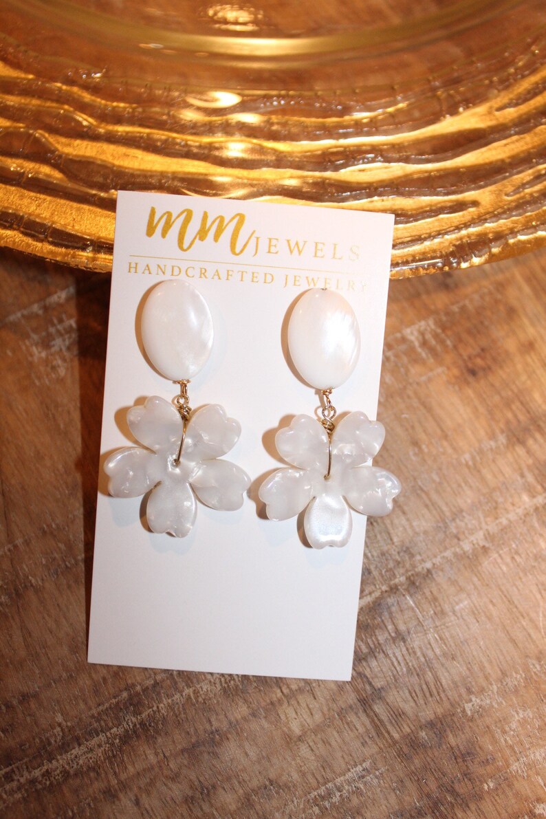 Bridesmaid Gifts Pearl Earrings White Flower Earrings Mother of Pearl and Resin Flower Earrings Flower Statement Earring Spring Jewelry
