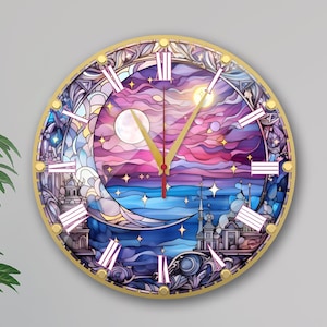 Könnte beinhalten: Eine runde Wanduhr mit goldfarbenem Rahmen und einem Buntglasdesign. Das Zifferblatt zeigt eine Nachtszene mit Mond, Sternen und einer farbenfrohen, verträumten Landschaft. Die Stunden werden durch römische Ziffern angezeigt.
