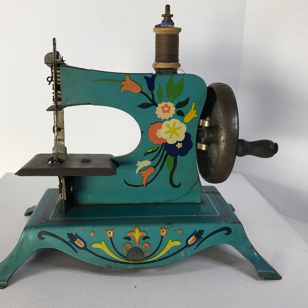 Lindstrums Little Miss Toy Sewing Machine, Miniature Lindstrums Little Miss Sewing Machine,  Lithographed Sheet Metal Toy  Sewing Machine