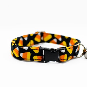 Collar de gato de Halloween Collar de gato de vacaciones Collar de gato de temporada Collar de maíz de caramelo Collar de gato espeluznante Collar de gato naranja-Collar de gato rompedor Candy Corn 1