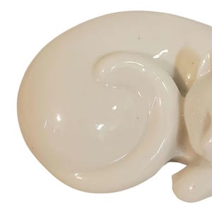 Stara mała biała porcelanowa figurka śpiącego kotka