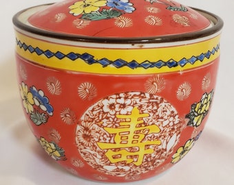 Chinesisches Porzellangefäß mit Deckel, rote Emaille mit Blumen- und Kalligraphiemotiven. Chinesisches Vorratsgefäß. Chinesische Markierung auf dem Boden