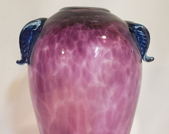 Mundgeblasene Kunst Glas Vase Lila mit blauen Blätter für Griffe und grüne Basis